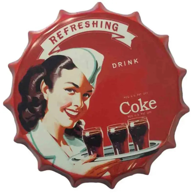 Coca Cola Metallskylt med kedja - Serving Extra rabatt