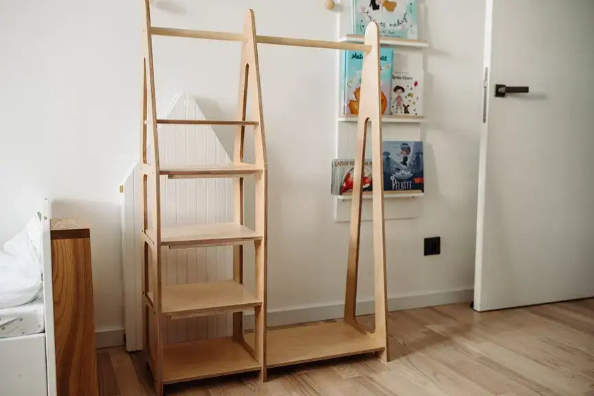 Köp online Duck Woodworks, garderob klädstång med hyllor, natur