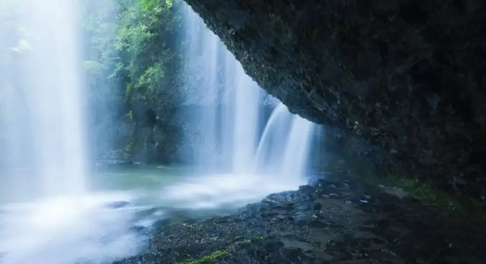 Poster Naturmotiv – Vattenfall vid grotta Rabatt