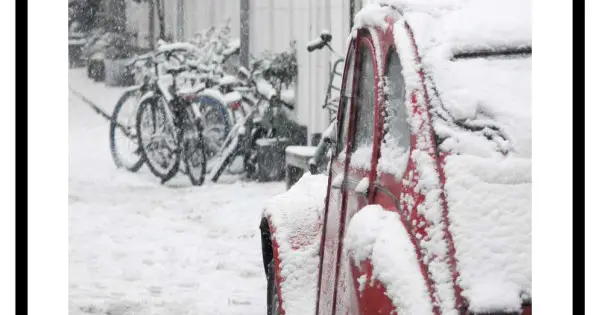Beställ idag Klassisk röd bil i snön - Vintermotiv