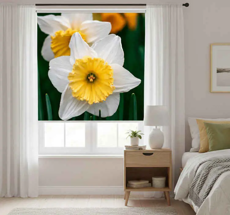 Kundfavorit Rullgardin sovrum närbild av vita och orange påskliljor